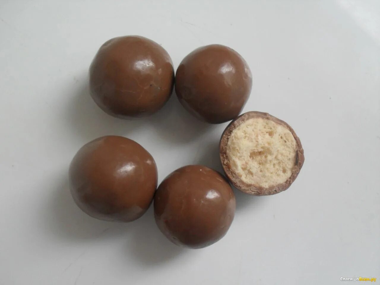 Хрустящие шоколадные шарики. 85г Maltesers шоколад шарики. Maltesers драже шоколадные шарики. Круглые шоколадные шарики Maltesers. Мальтизерс 85 шарики.