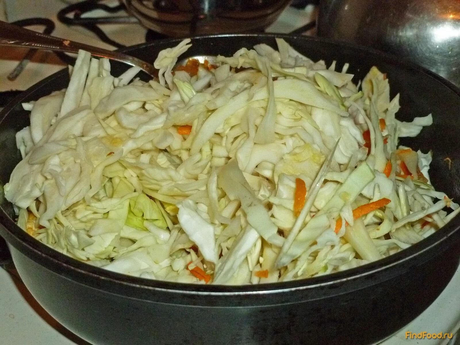 капуста на сковороде. как вкусно пожарить капусту. сколько минут жарить капусту. жареная капуста с колбасой на сковороде. тушеная капуста с фаршем.