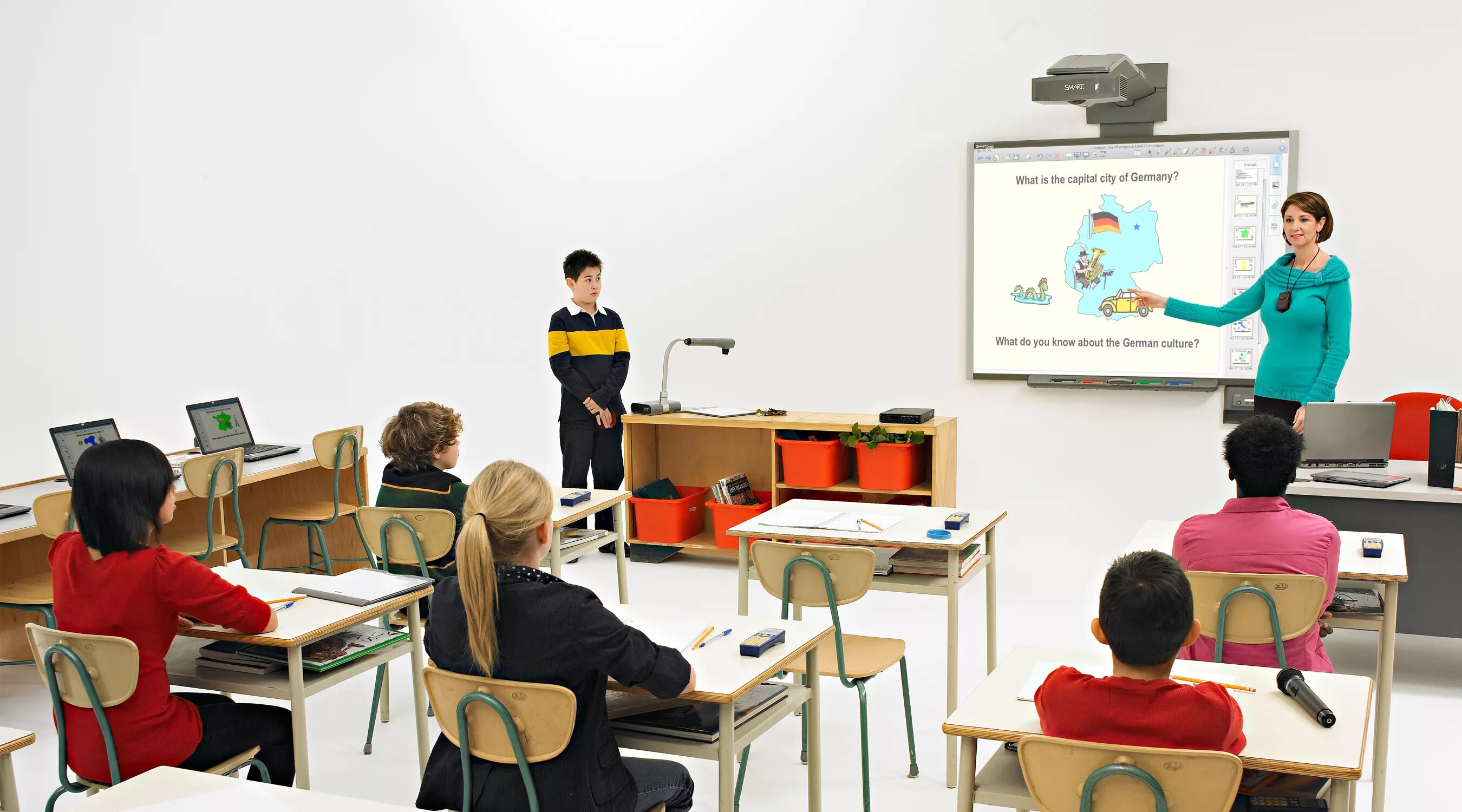 Boarding classes. Умная доска для школы. Преподаватель у интерактивной доски. Техника в школе. Смарт технологии и учителя.