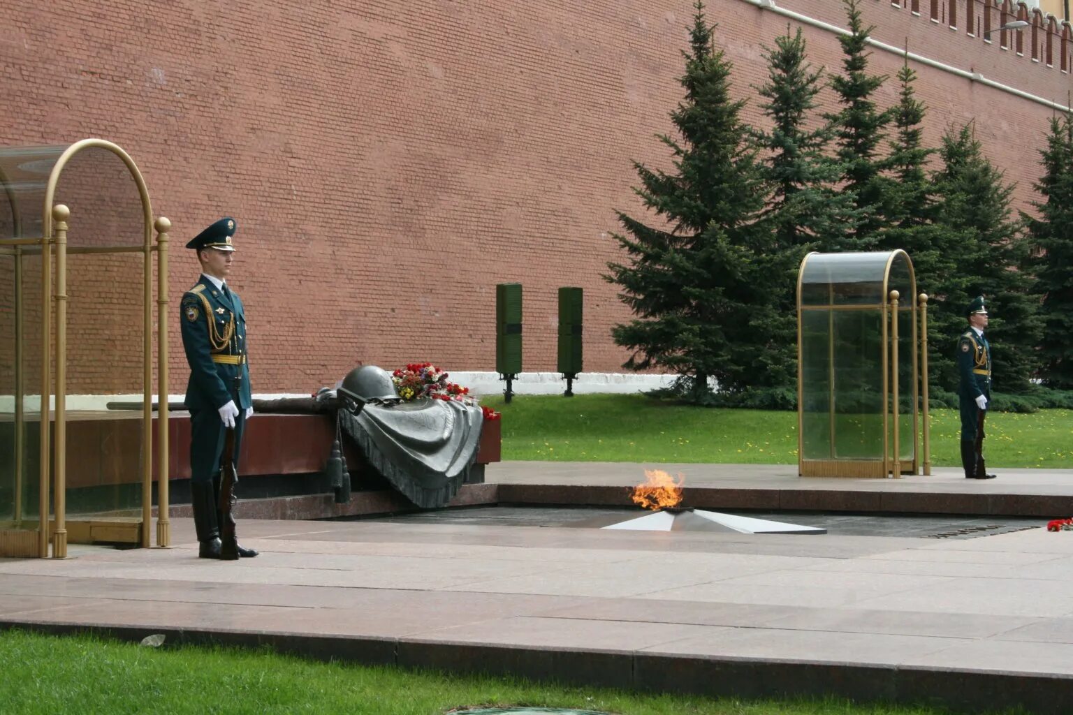 Пост 1 память. Могила неизвестного солдата Москва. Почетный караул у могилы неизвестного солдата в Москве. Мемориал могила неизвестного солдата. 1.1. Мемориал “могила неизвестного солдата”.