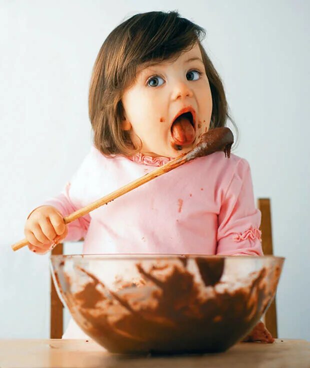 Маленький сладкоежка. Дети и сладкое. Ребенок ест шоколад. Ребенок ест сладкое. Кушать сладости.