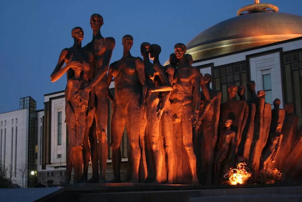 Памятник холокосту в москве. Поклонная гора памятник трагедия народов. Памятник жертвам холокоста церетели. Памятник жертвам фашизма москва поклонная гора. Памятник церетели на поклонной горе.