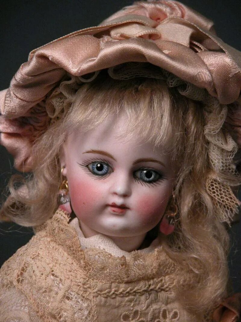 Старая куколка. Старинные фарфоровые куклы. Кукла фарфоровая. Антикварные фарфоровые куклы.