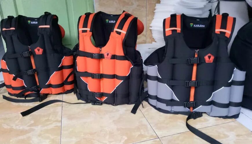 Надевать спасательный жилет. Yd50 life jacket light. спасательный жилет индивидуальный. спасательный жилет на корабле. полуавтоматический спасательный жилет life jacket.