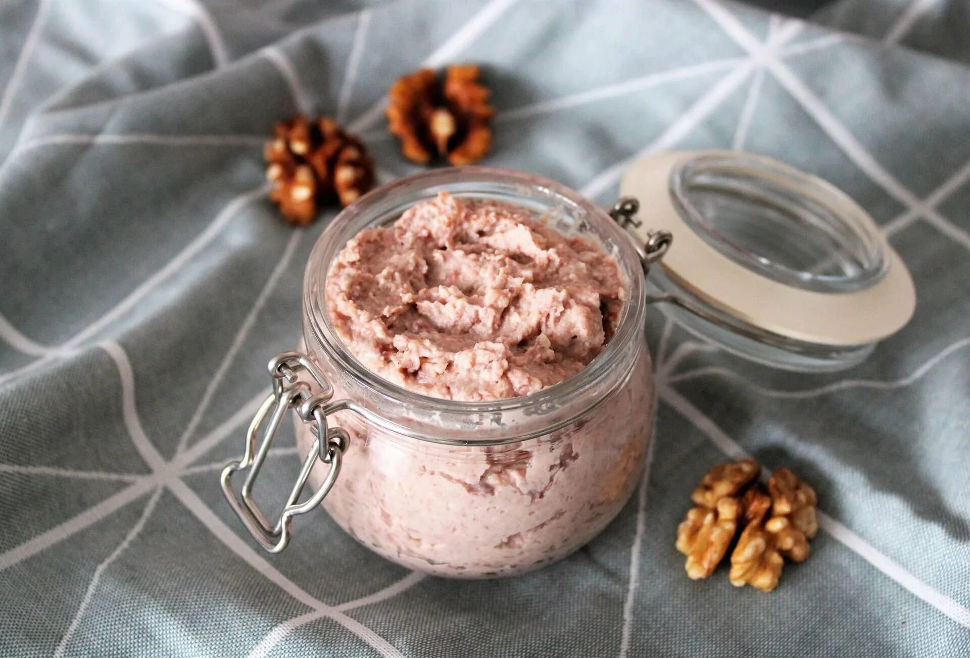 Паштет из фасоли и грецких орехов и чеснока. Армянский паштет из красной фасоли. Фасолевый паштет. Фасолевый паштет постный. Фасолевый паштет с грецкими орехами.