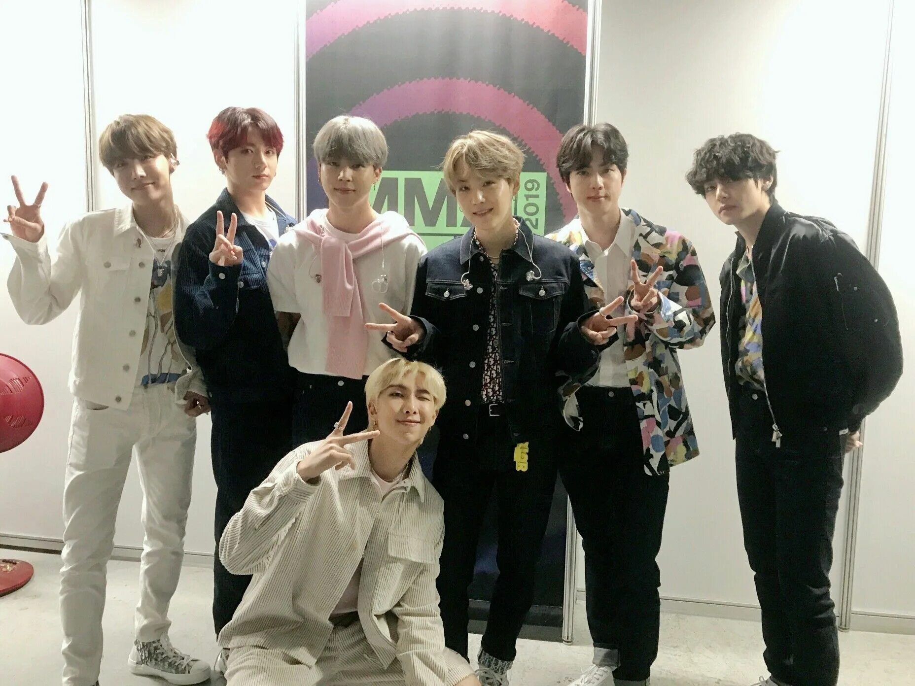 Оф бтс. Bts 2019. группа bts 2019. бтс мма 2019. бтс тэхен мма 2019.