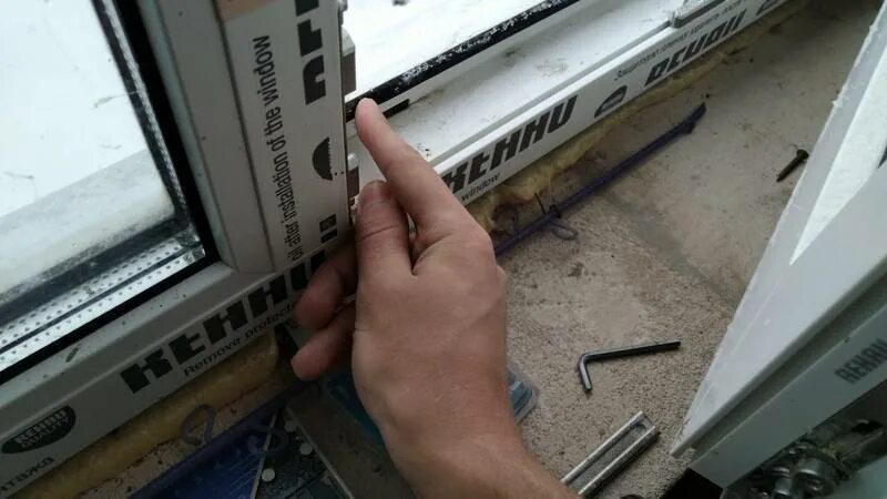 Чтобы окно не дуло. Слабый прижим пластикового окна. дует внизу пластикового окна. пластиковое окно сквозит стыки рамы. дует снизу пластикового окна.