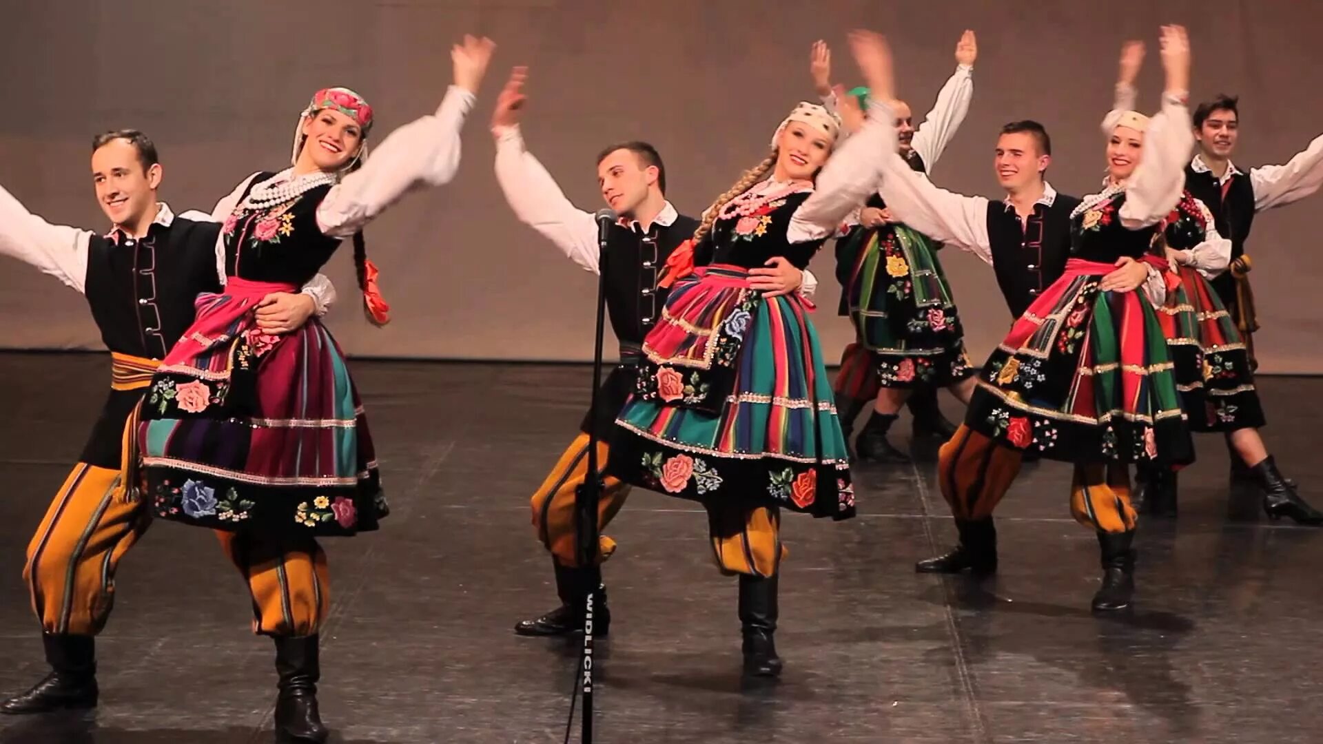 Польский танец краковяк. Танцевальная музыка польши. Национальные танцы чехии. Танцевальная музыка польши. Мазурка польский народный танец.