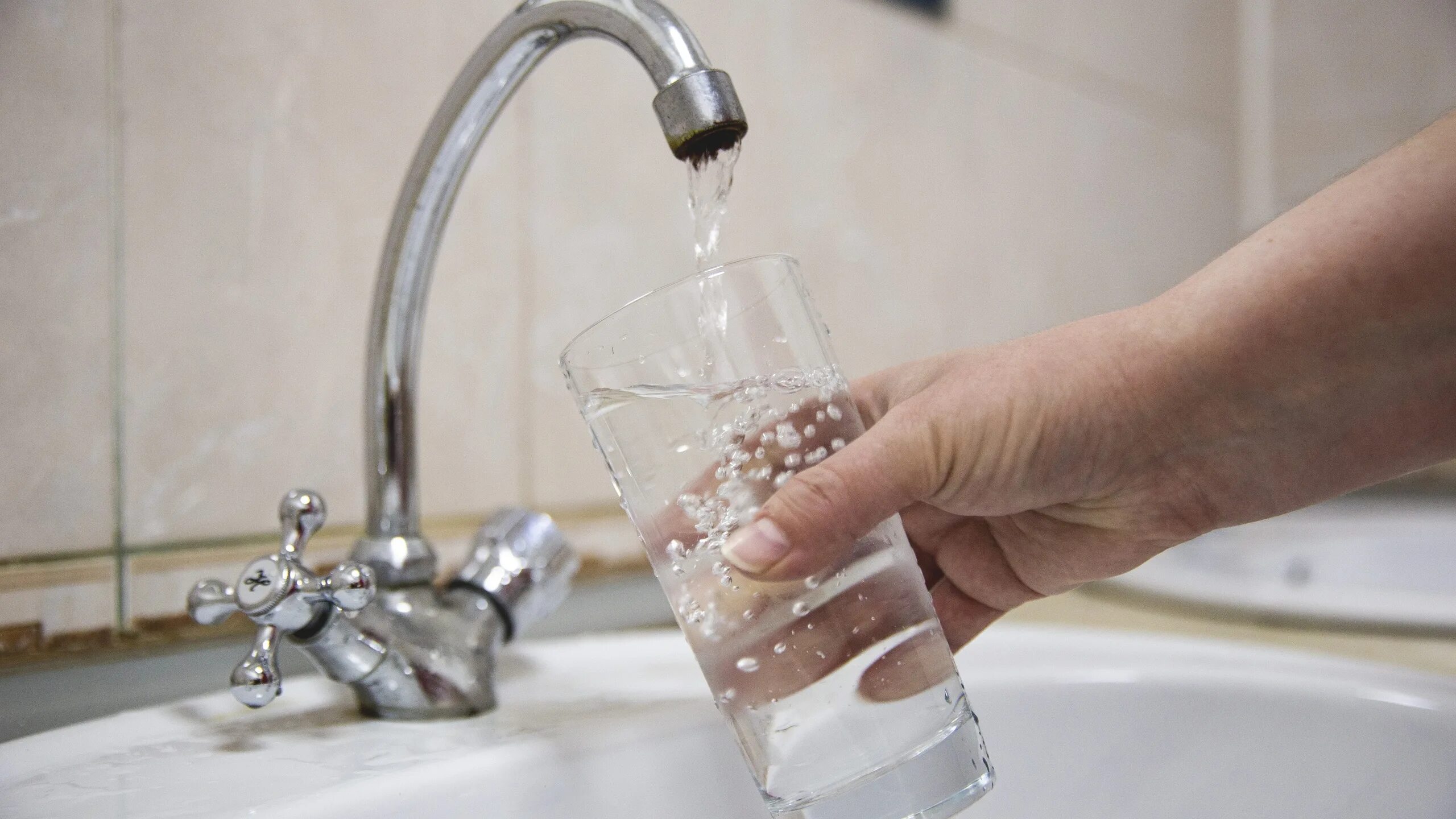 Некачественная питьевая вода. Вода из крана. Некачественная вода из крана. Питьевая вода из под крана. Включи теплая вода