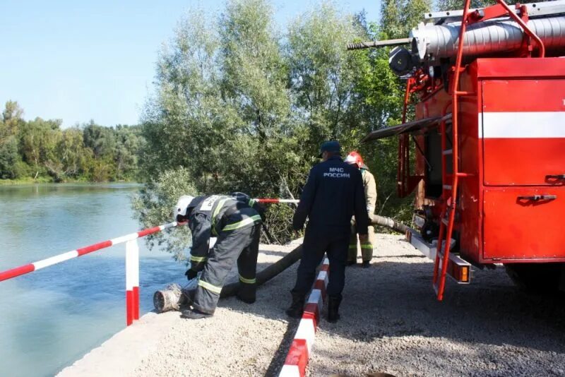 Без установки на водоисточник ац 40. Забор воды из водоема пожарной машиной ЗИЛ 131 АЦ 40. Источники противопожарного водоснабжения. Забор воды из пожарного водоема. Пирс для пожарных машин.