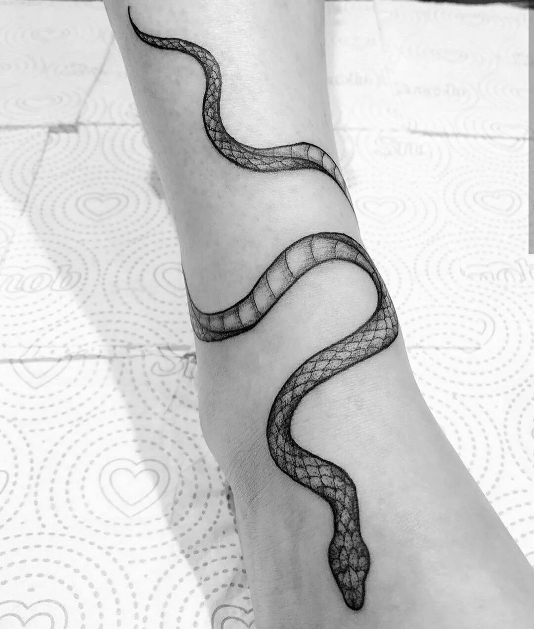 Змея обвивается вокруг ноги тату. Тату змея на ноге. Татуировки наноге змея. Татуировка Змеина ноге.