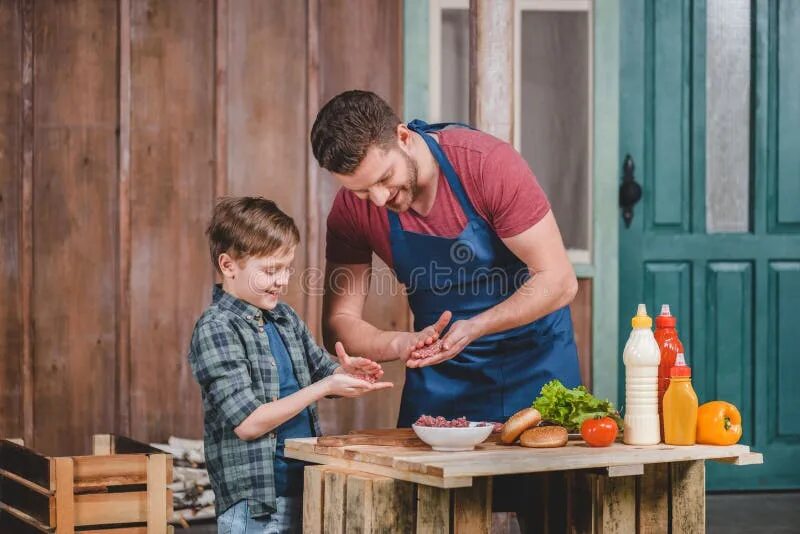 Dad a cook. Сын готовит. Папа готовит. Папа и сын готовят. Папа готовит с детьми.