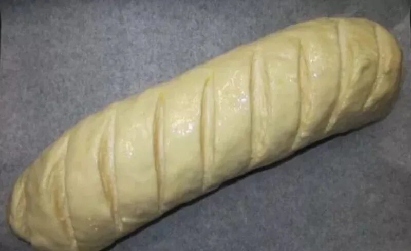 Батон в духовке в домашних. Хлеб домашний нарезной. Самодельный батон. Формовка батона нарезного. Батон из дрожжевого теста.