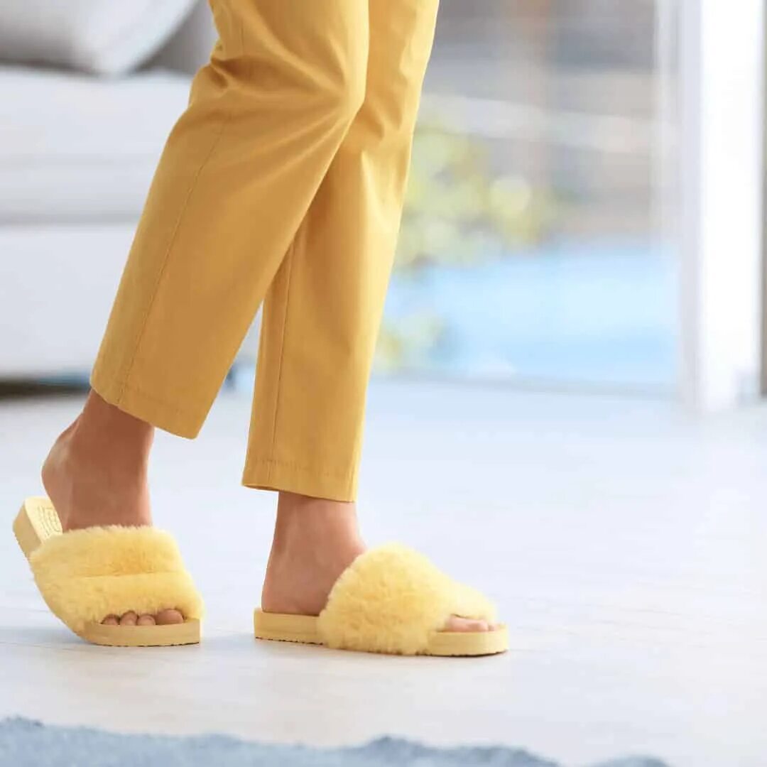 Ноги в тапочках. Хождение в тапочках. Мужская нога в тапке. Две пары тапок. Ноги в тапочках.