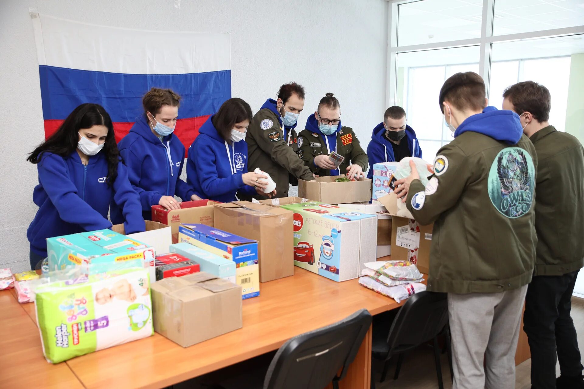 Волонтеры беженцы. Волонтеры ДНР. Волонтеры гуманитарка. Волонтеры помогают беженцам. Волонтеры СГТУ.