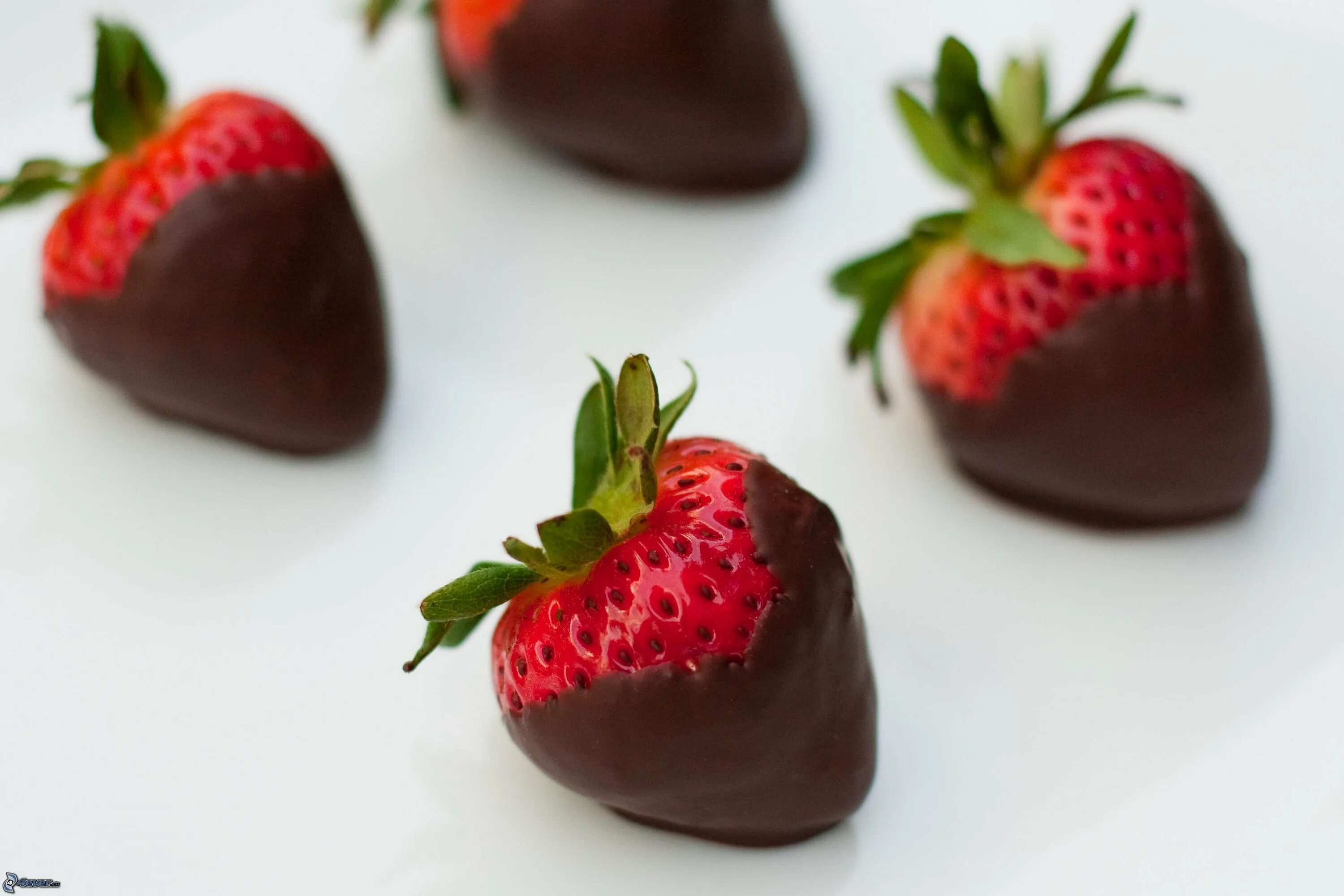 Клубника в шоколаде маме. Dipped Strawberry. Chocolate-covered Strawberries. Strawberry on Chocolate.