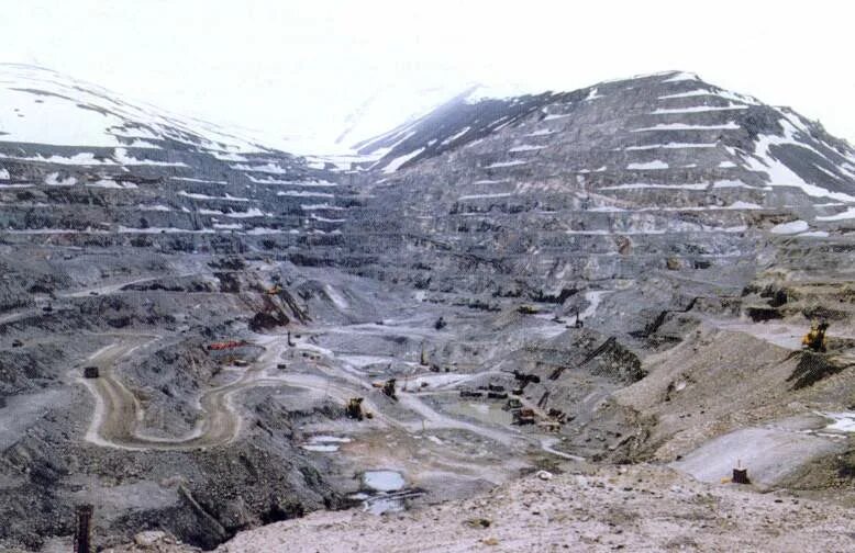 Восточный рудник кировск. Глубина коашвинского карьера. Коашвинский карьер восточный рудник. Кировск рудник расвумчорр. Катерпиллер восточный рудник кировск.
