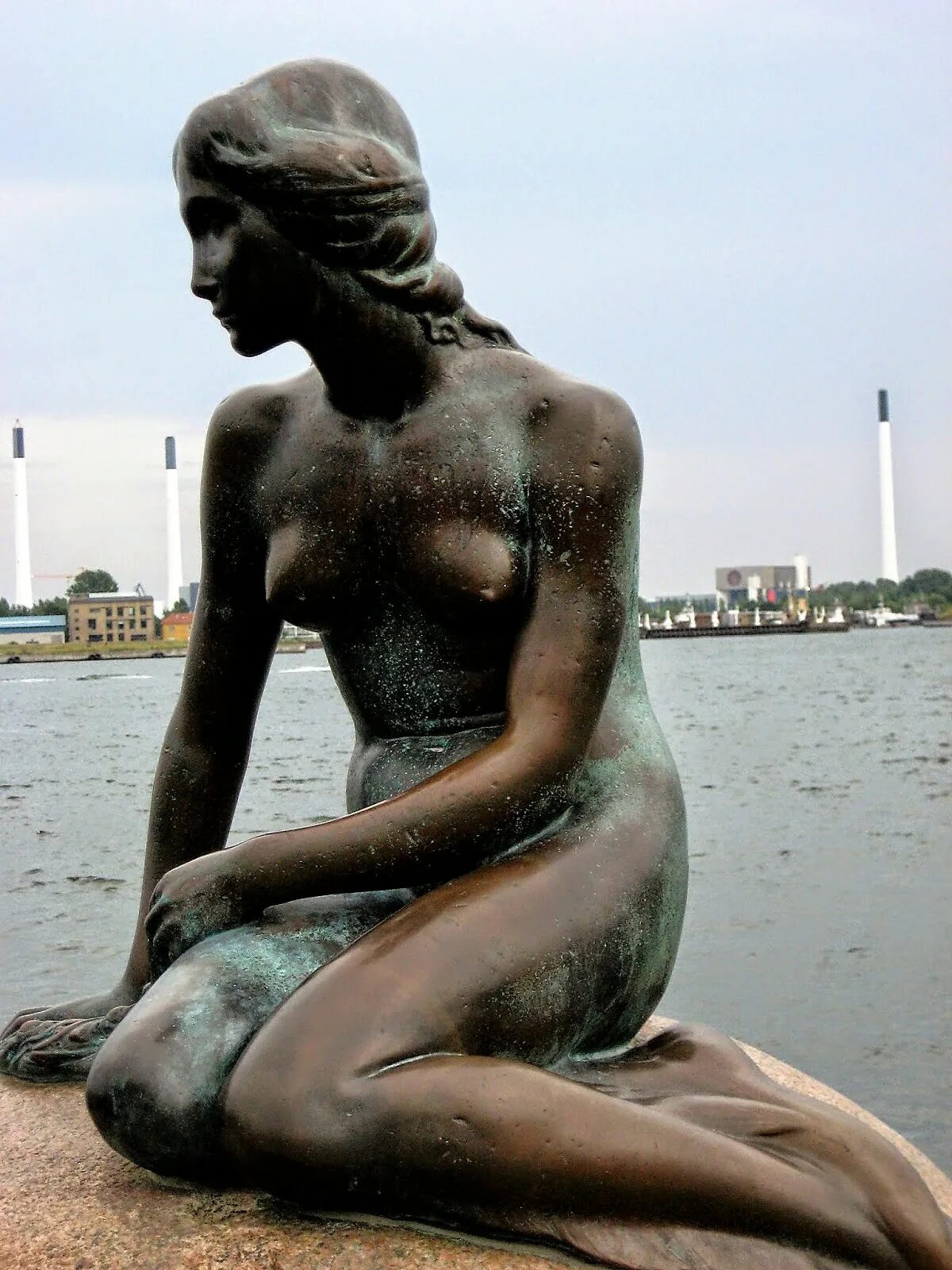 Памятник русалочке в Копенгагене. Скульптура русалки в Дании. Символ дании