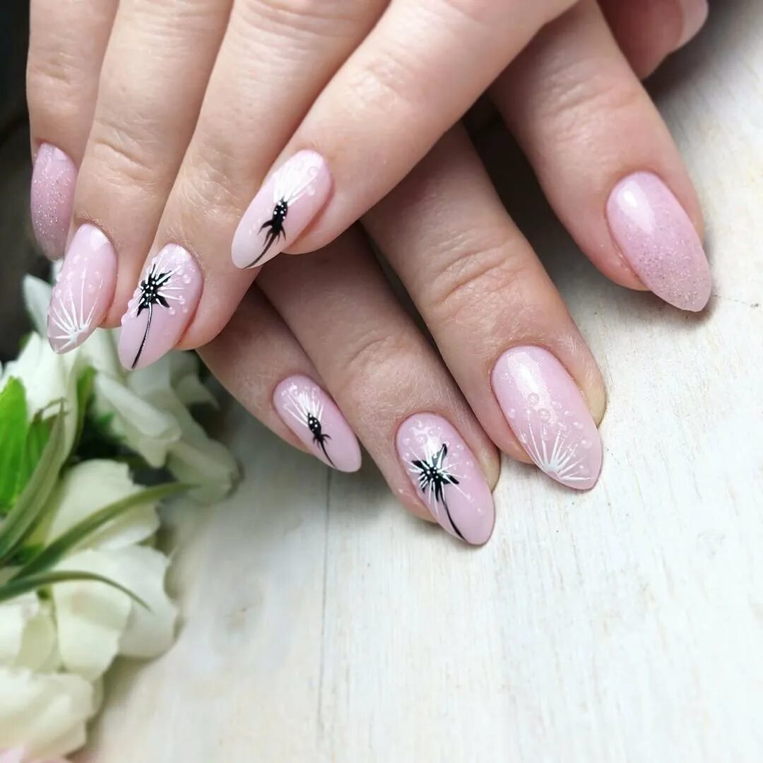 Маникюр с дизайном нежный с рисунком. Маникюр с цветами. Красивый нежный маникюр. Маникюр с дизайном нежный с рисунком. Нежный маникюр геометрия.
