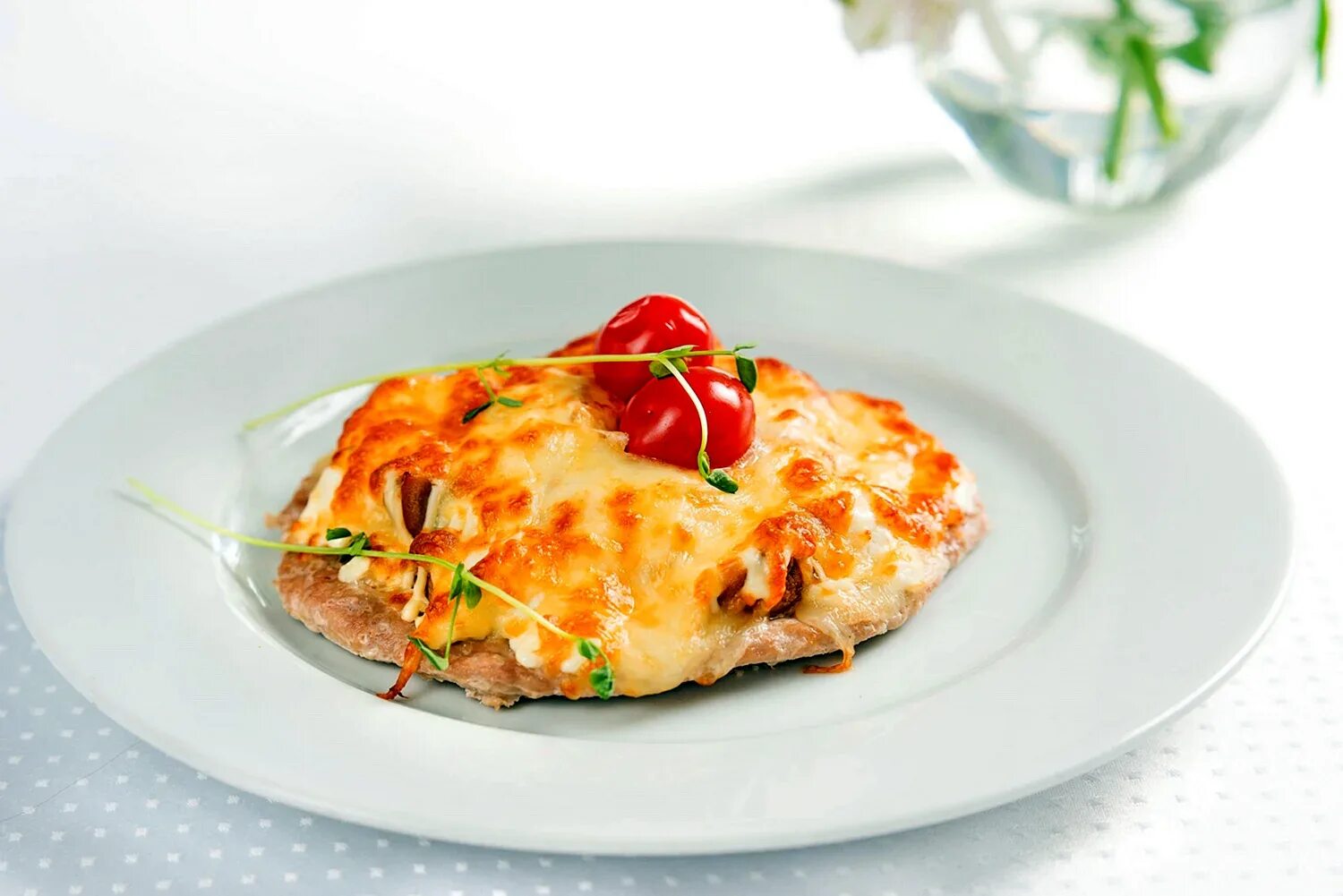 Куриная грудка под сыром в духовке. Куриная грудка под сыром. Куриная отбивная под сыром. Куриное филе запеченное под. Куриная отбивная под сыром.