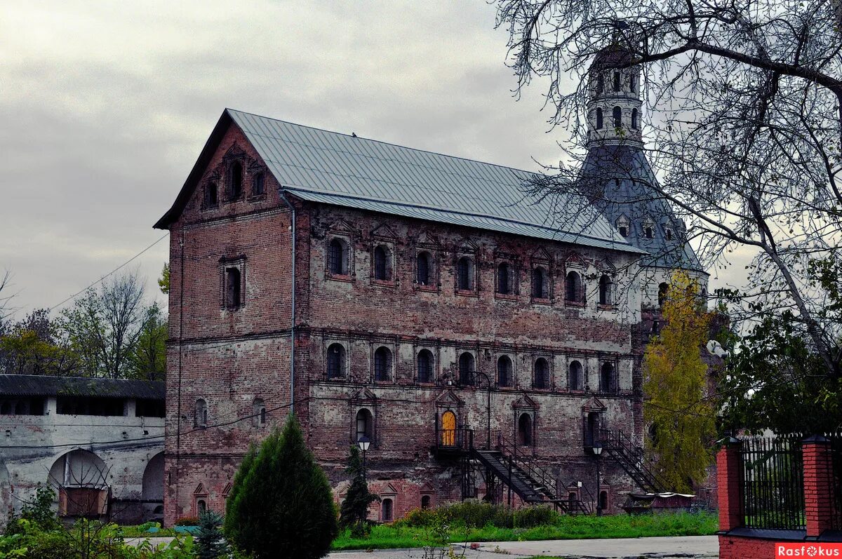 замок геделон во франции. сохраненная постройка. землянка полуземлянка изба. руины мельницы гергардта в волгограде. сохраненная постройка.