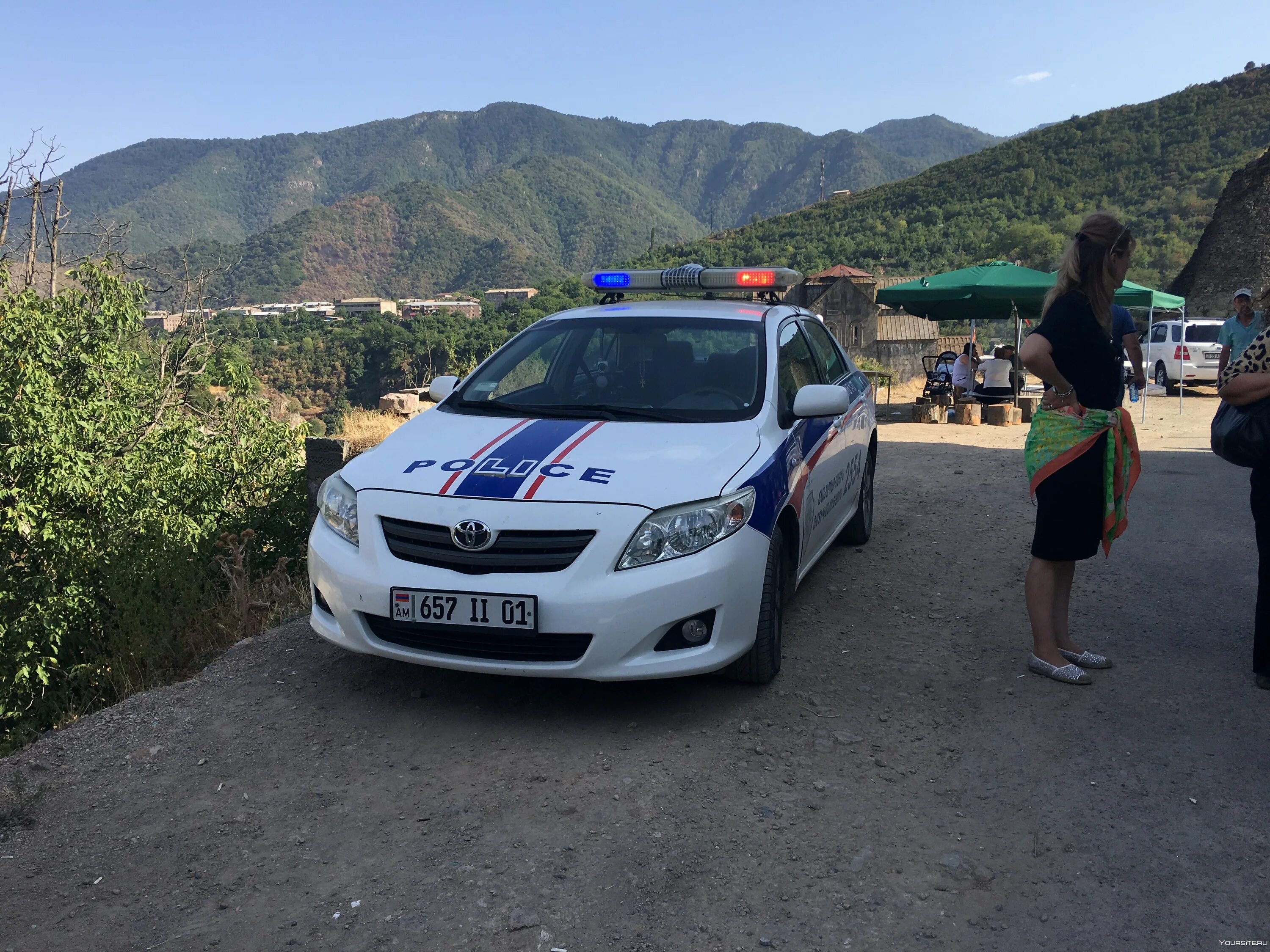 Какое авто из армении. Полиция армении машины. автопарк полиции армении. toyota corolla police armenia. armenian toyota camry police.