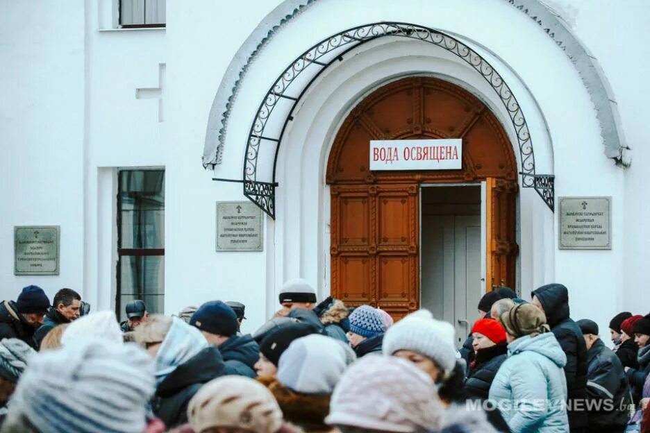 Победители конкурса фотографии ко дню энергетики. Верующие в церкви. Конкурс могилевщина православная. Верующие в церкви. Крещенская служба в церкви.