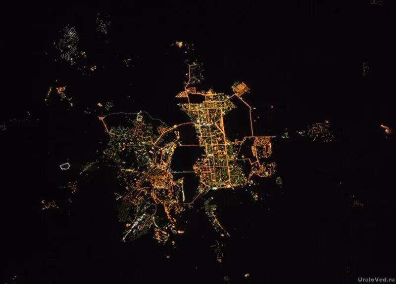 Оренбург с МКС. Ночной Оренбург из космоса. Оренбург вид из космоса. Вид Магнитогорска из космоса.