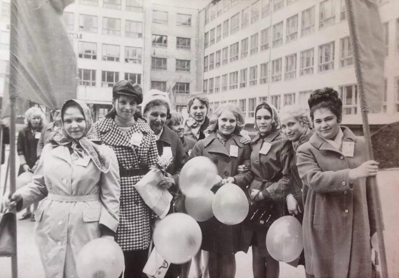 1 мая 1972 года. Советские женщины на демонстрации. 1 Мая 1972. Московский авиационный институт 1972 года. Фотоальбом студенческие годы.