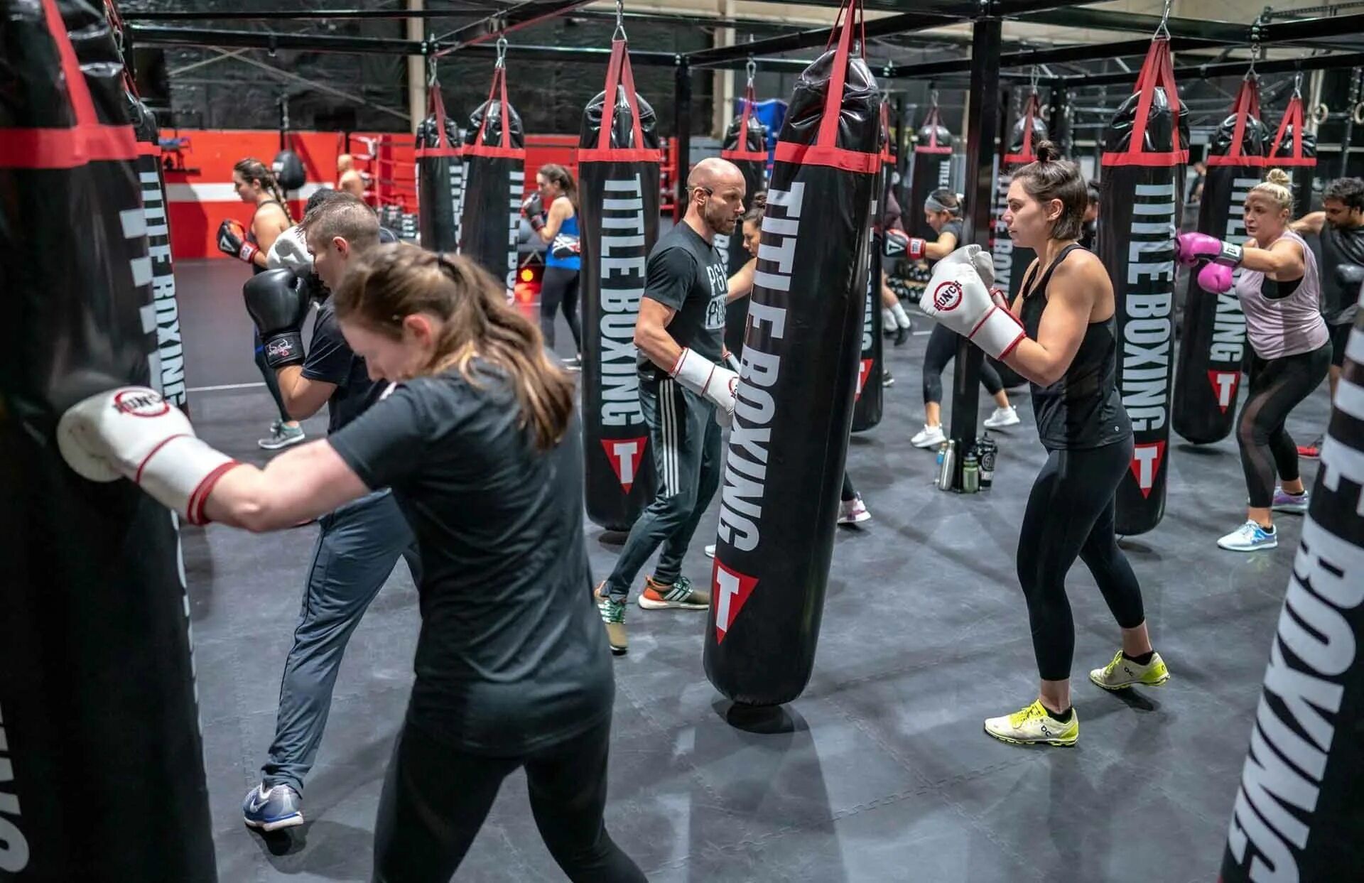 Class box. Фитнес бокс. групповая тренировка по боксу. фитнес-бокс группа. boxing что это такое в фитнесе.