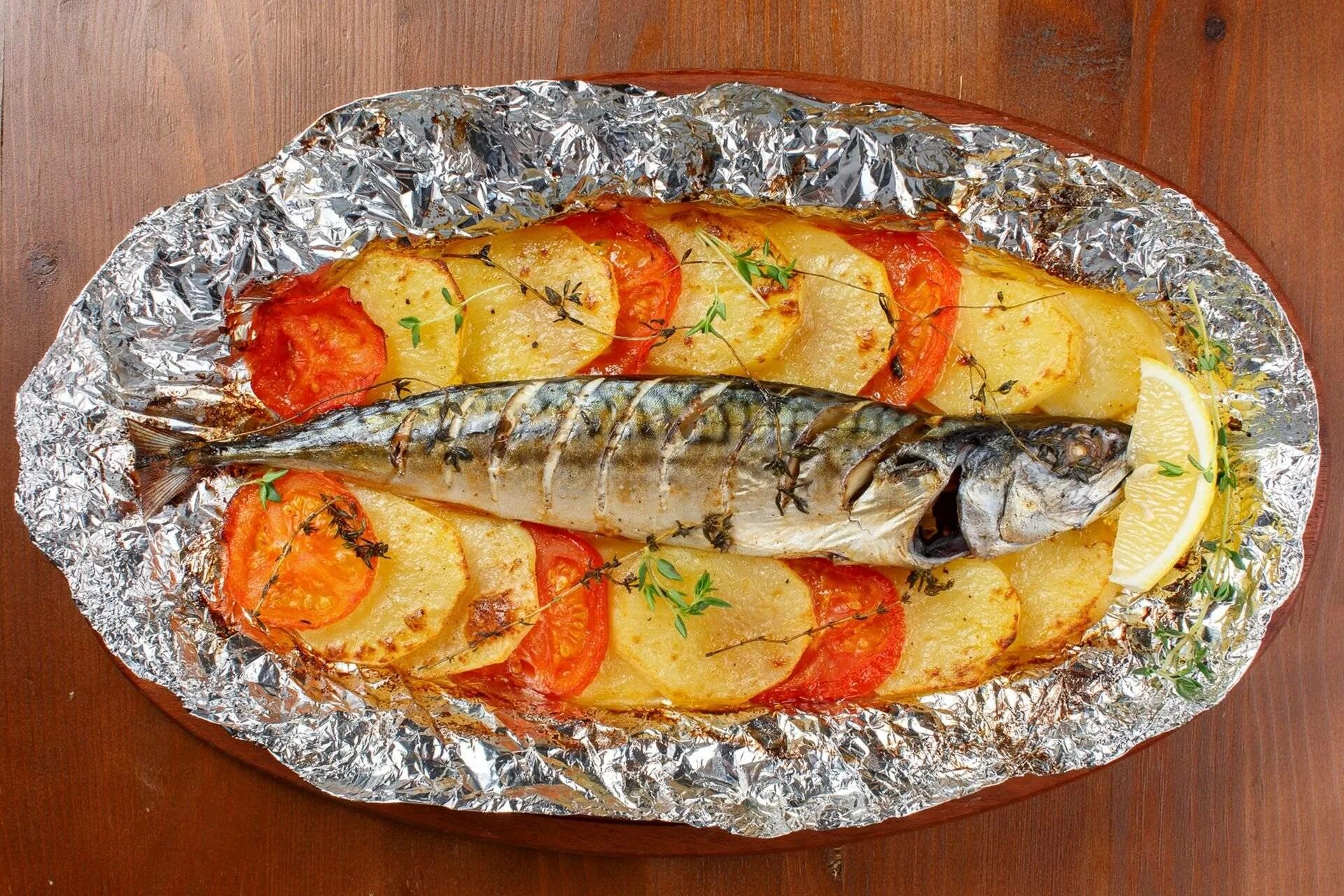 Сколько минут готовить рыбу в фольге. Рыба скумбрия в духовке. скумбрия запеченная в духовке с овощами. скумбрия в фольге. скумбрия в духовке в фольге с овощами.