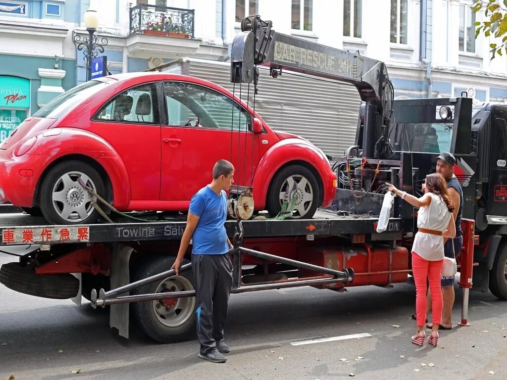 Автомобиль эвакуация автодруг. Эвакуатор. Эвакуация авто. Эвакуируют машину. Автомобиль на эвакуаторе.