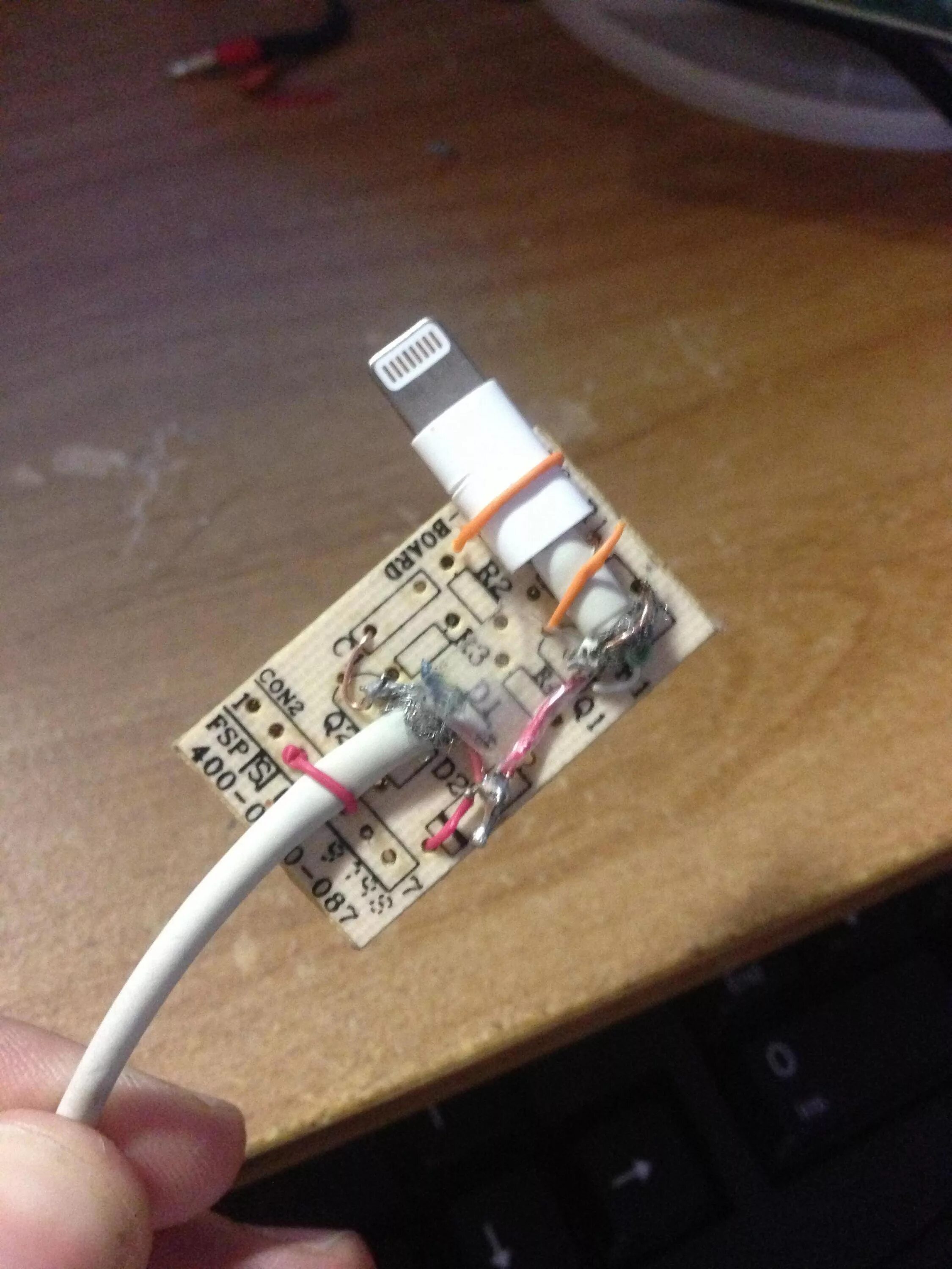 Распиновка лайтнинг разъема. Цвета зарядки айфон. Распиновка usb разъема iphone 6. Распиновка зарядки iphone. Схема кабеля зарядки iphone 5.