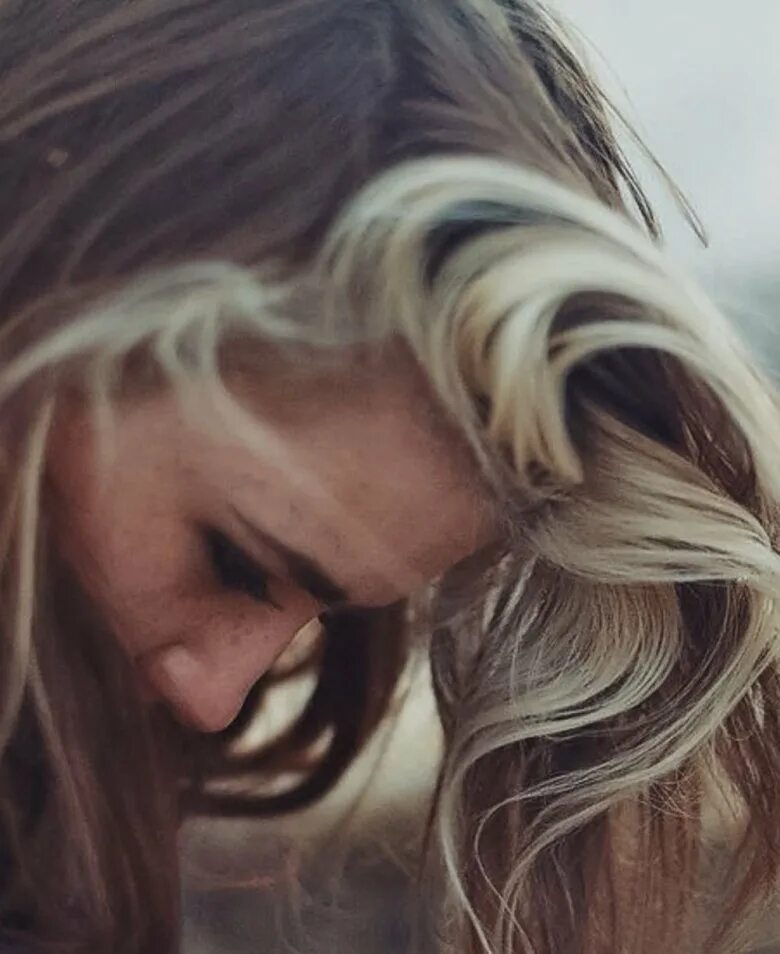 Чёрные волосы с белыми прядеми. Девушки с белыми прядями волос. Аврил лавин. Черные пряди. Анна пэкуин люди х.