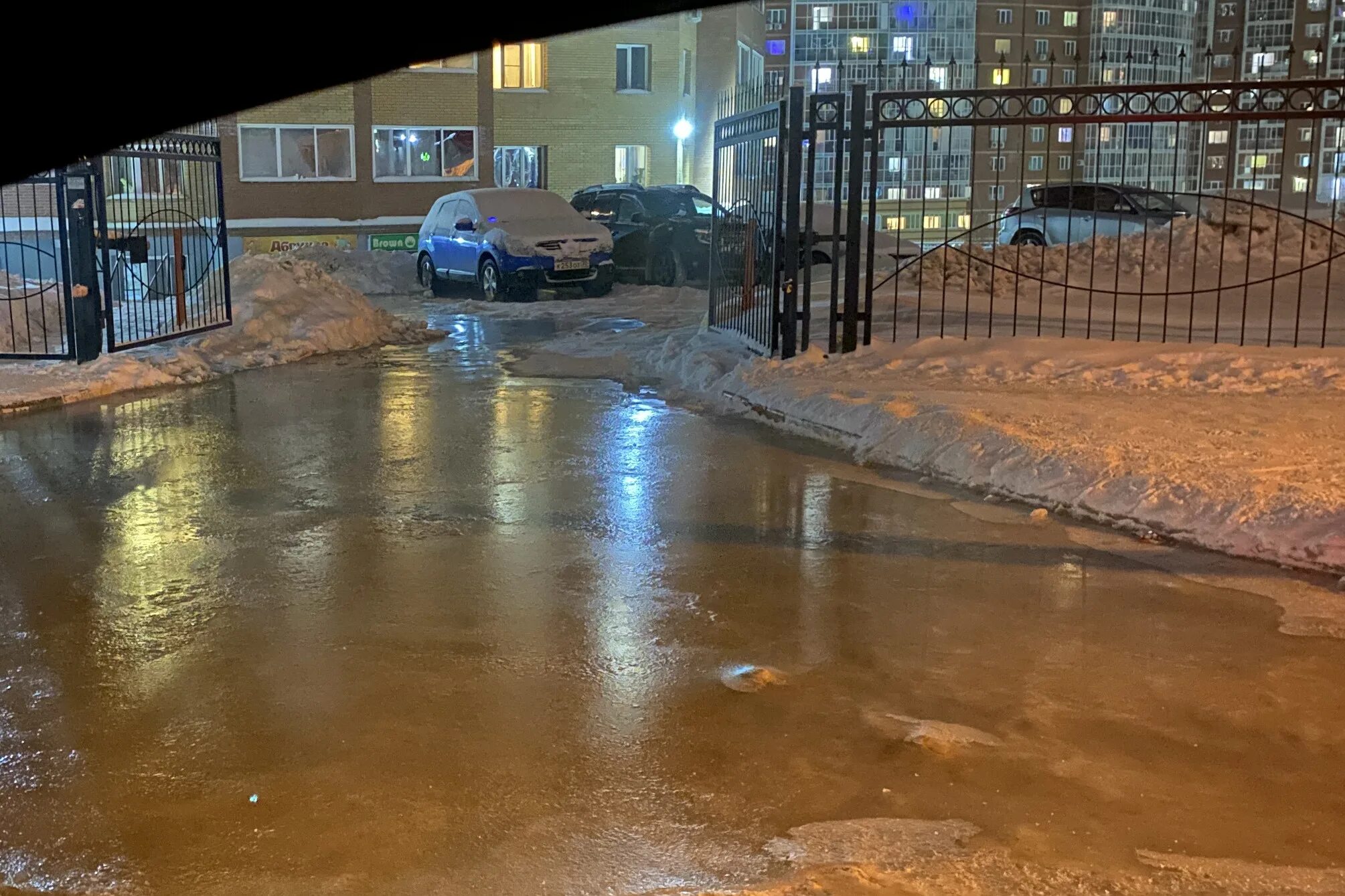 Прорыв в ленинском районе новосибирск. Прорыв трубы в новосибирске. наводнение в новосибирске. потоп трубы прорвало. затопленный бердск.