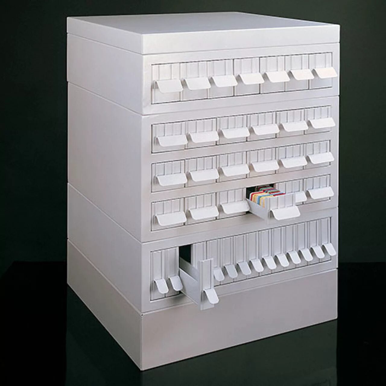 Гистологические препараты стекла и блоки. Гистологическая лаборатория. Гистологический препарат на стекле. Гистология хранение. Архив в гистологической лаборатории.