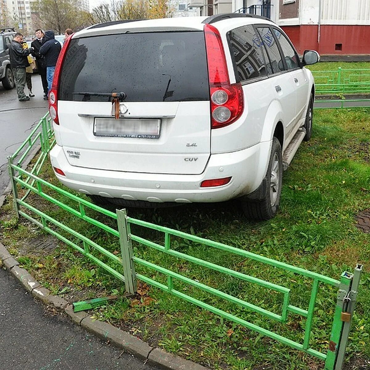 Парковка на газоне. Газон машина. Паркуется на газоне. Парковка на тротуаре.