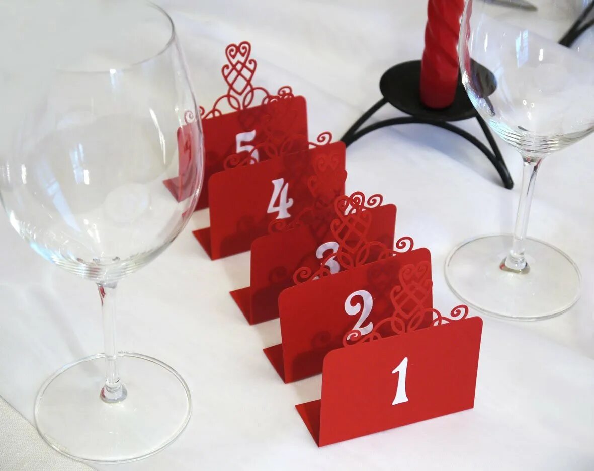 Рассадочные карточки на свадьбу. Свадебная рассадка на столы. Нумерация гостей. Номера столов на свадьбу. План рассадки гостей макет.