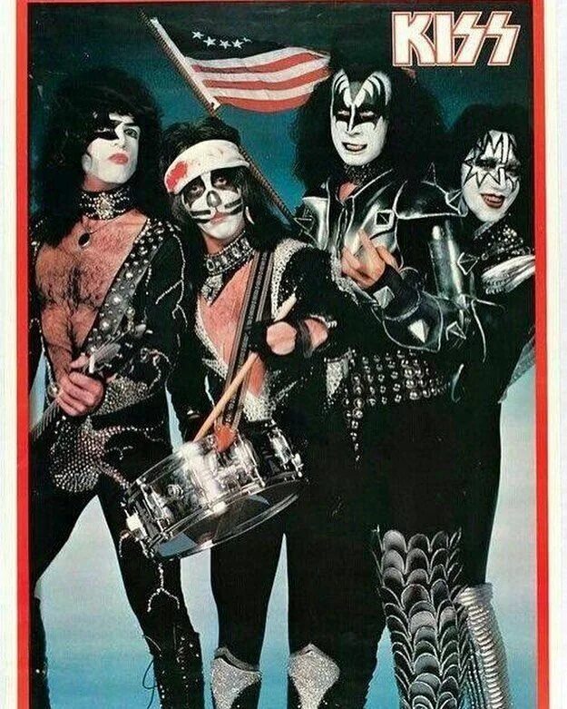 Кисс винил. Футболка kiss группа. Футболка с принтом поцелуев. Сумки кисс. Футболка с принтом кисс.