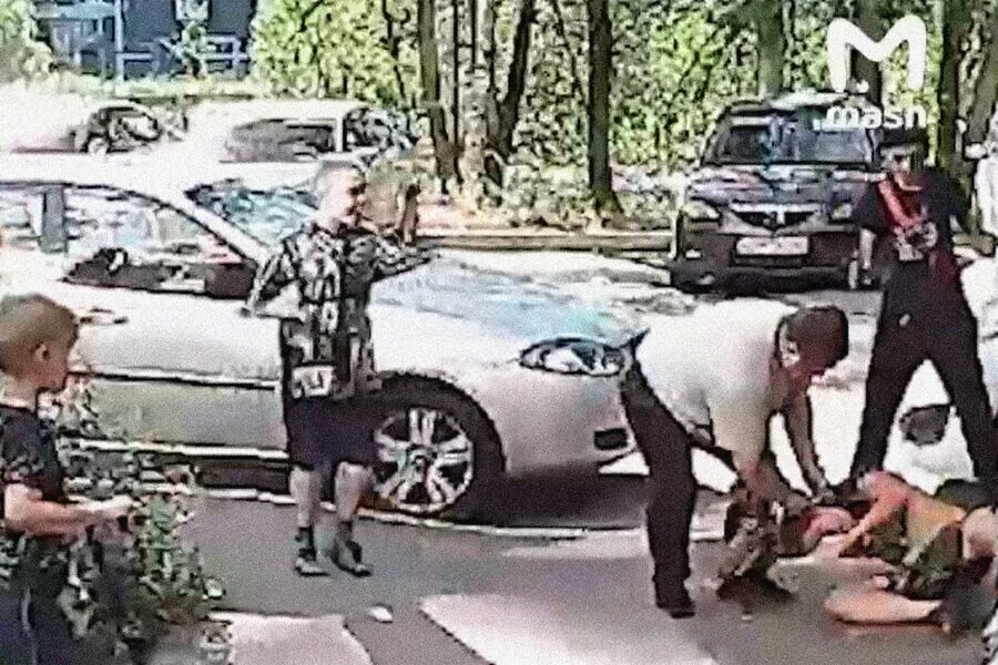 Избиение сестры. Сестра и брат драка. Две подруги дерутся. Девушка избивает девушку. Избиение сестры.