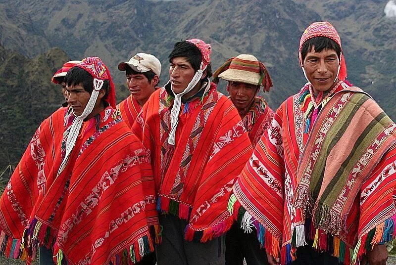 Индейцы кечуа в Перу. Жители Перу перуанцы. Пончо индейцев Южной Америки. Перуанцы народ Южной Америки.