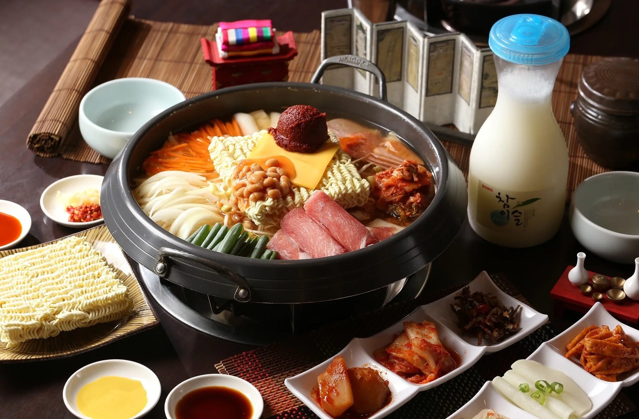 Азиатская домашняя кухня. Японская кухня рамен. Корейский рамен. Южная Корея еда рамен. Национальная еда Японии рис рамен.