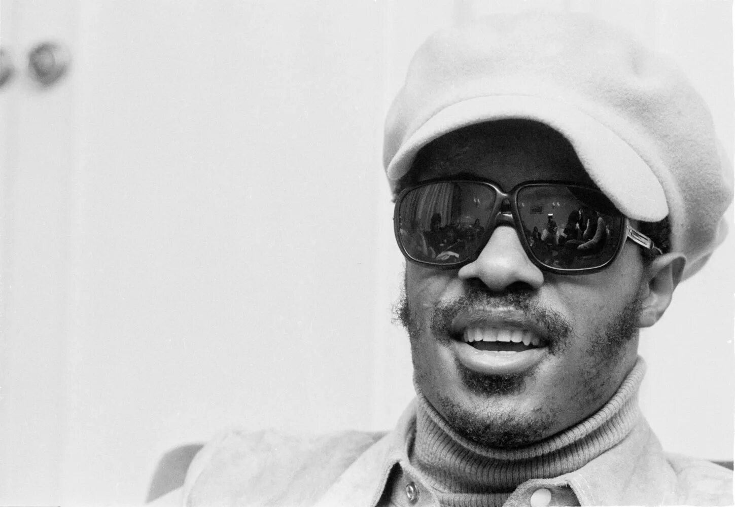 Девушки ретро футуризм. Стиви уандер молодой. Стиви уандер майкл и майкл джексон. Джаксон на студии стиви вандер. King mike.