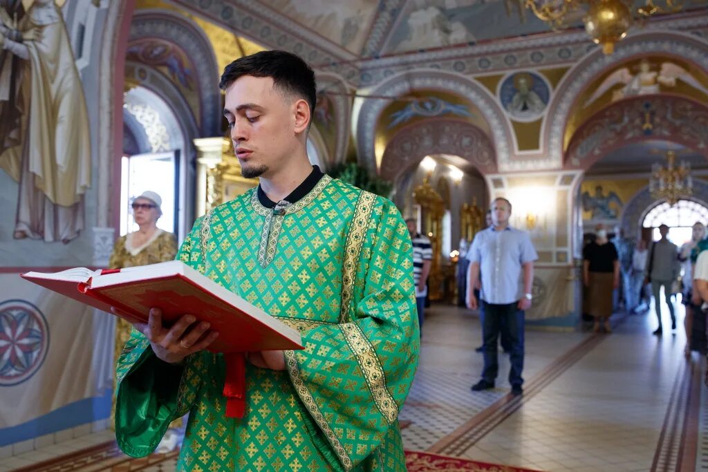 Священники храма Святой Троицы в Барнауле. Как стать чтецом