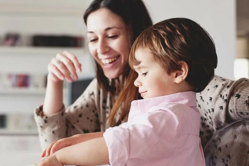 Мама и ребёнок воспитание. Воспитание в семье. Ребенок соглашается. Ребенок соглашается. Воспитание ребенка.