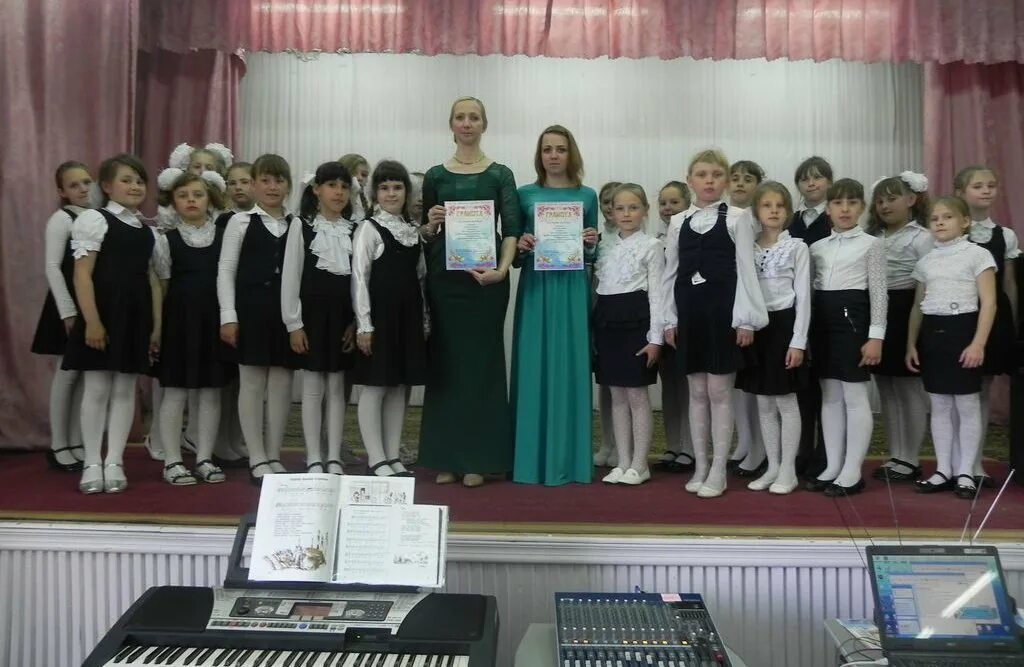 Шаховская. Шаховская гимназия после ремонта. Мбоу шаховская гимназия. Гимназия в шаховской. Украшение линейки на 1 сентября.