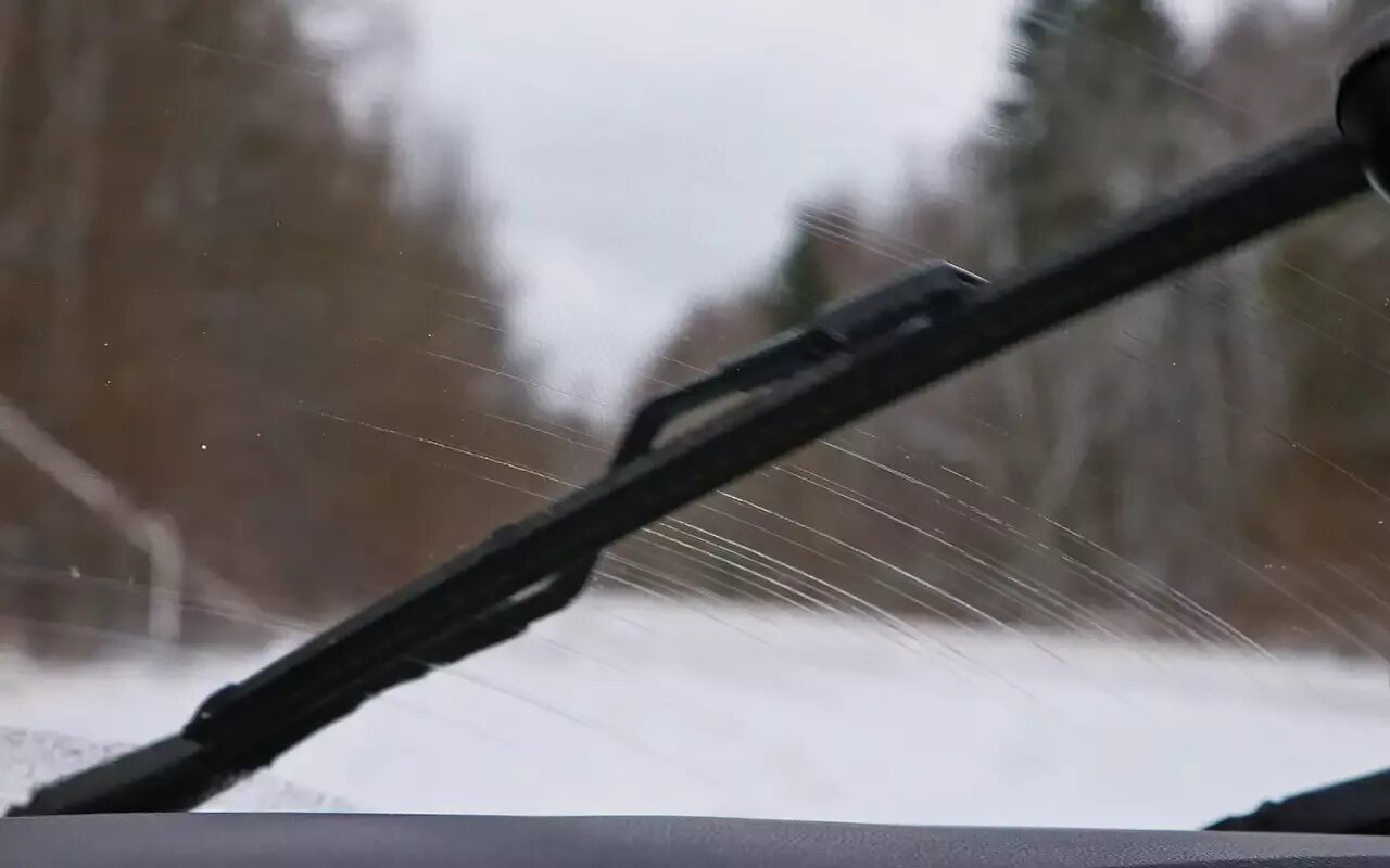 Грязное лобовое стекло. Щетки стеклоочистителя на лобовом стекле автомобиля. Разводы на лобовом стекле от дворников. Полосят щетки стеклоочистителя. Стеклоочиститель для автомобиля.