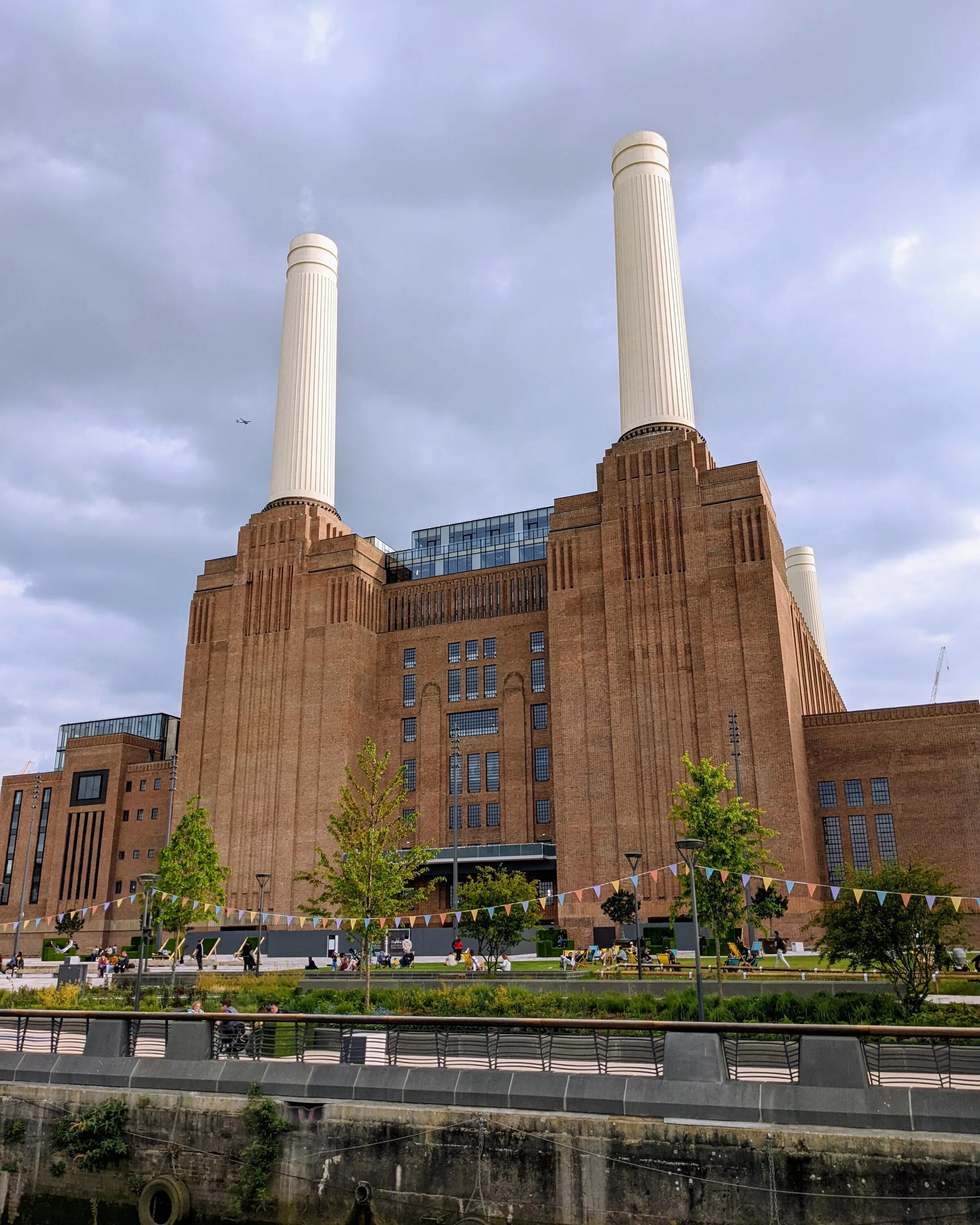 Power plant 3. Battersea Power Station 2022. Электростанция Баттерси Pink Floyd. Battersea Power Station в Лондоне. Угольная электростанция Battersea.