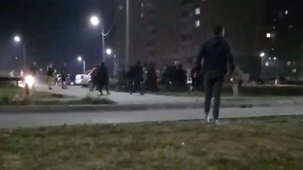 Толпа кавказцев. В волгограде четверо неизвестных избили молодого парня. Известного артиста избили в калининграде. В волгограде четверо неизвестных избили молодого парня. В волгограде четверо неизвестных избили молодого парня.