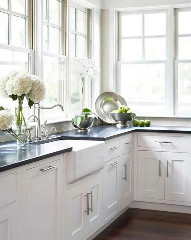 Кухня с окном в углу дизайн фото Corner Kitchen Sink Design Ideas Kitchen sink design, Kitchen design small, Kitc